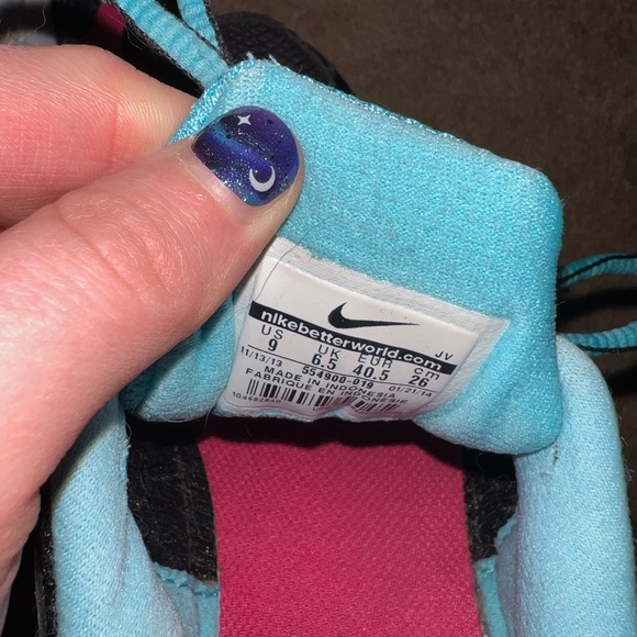 Nikes - Picture 3 of 3